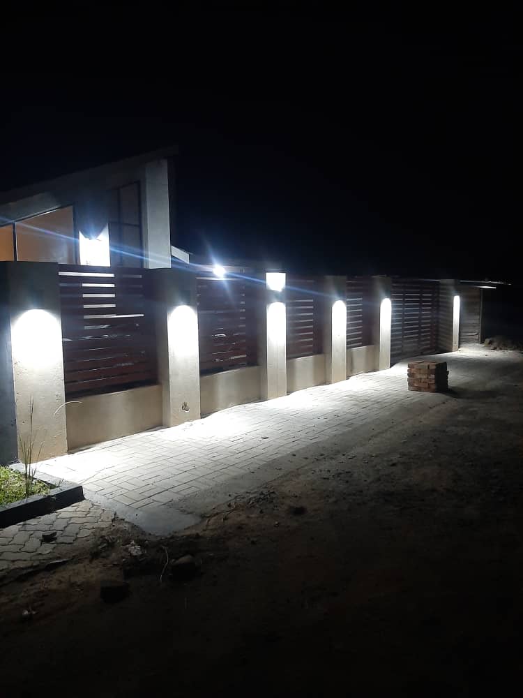 Outdoor wall lighting installation
