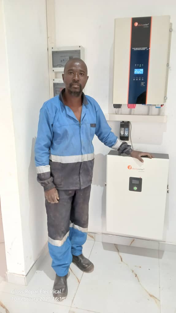 Gloss Ropar technician with installed solar system